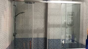 Dutxa, assecador de cabells, tovalloles i sabó