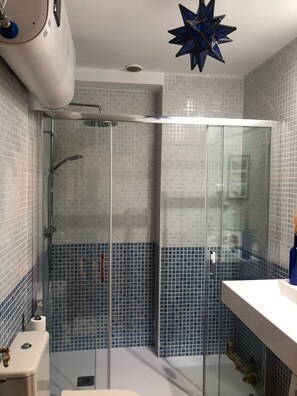 Dusche, Haartrockner, Handtücher, Seife