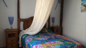 1 dormitori, planxa i posts de planxar, wifi i roba de llit