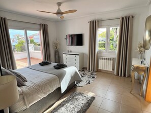 3 slaapkamers, een strijkplank/strijkijzer, wifi, beddengoed