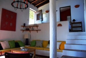 Fernseher, Kamin, Bücher, Stereoanlage