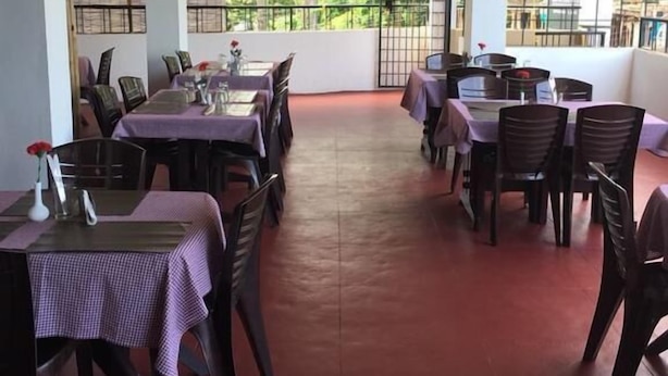 朝食、ランチ、ディナーに営業