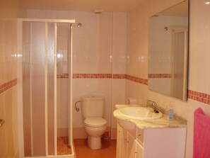 Chuveiro/banheira combinados, secador de cabelo, bidê, toalhas de banho