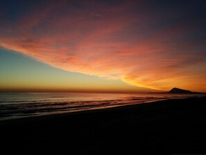 På stranden