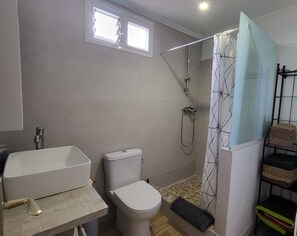 Dusche, Haartrockner, Handtücher, Seife
