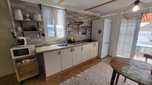 Kühlschrank, Mikrowelle, Herdplatte, Wasserkocher mit Kaffee-/Teezubehör