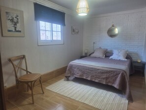 1 chambre, bureau, fer et planche à repasser, accès au Wi-Fi (inclus)