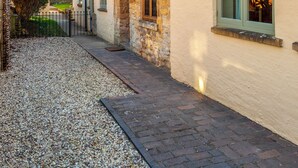A building with a stone facade and a paved courtyard. - Camside, Chipping Campden - Taswell Retreats (Chipping Campden)