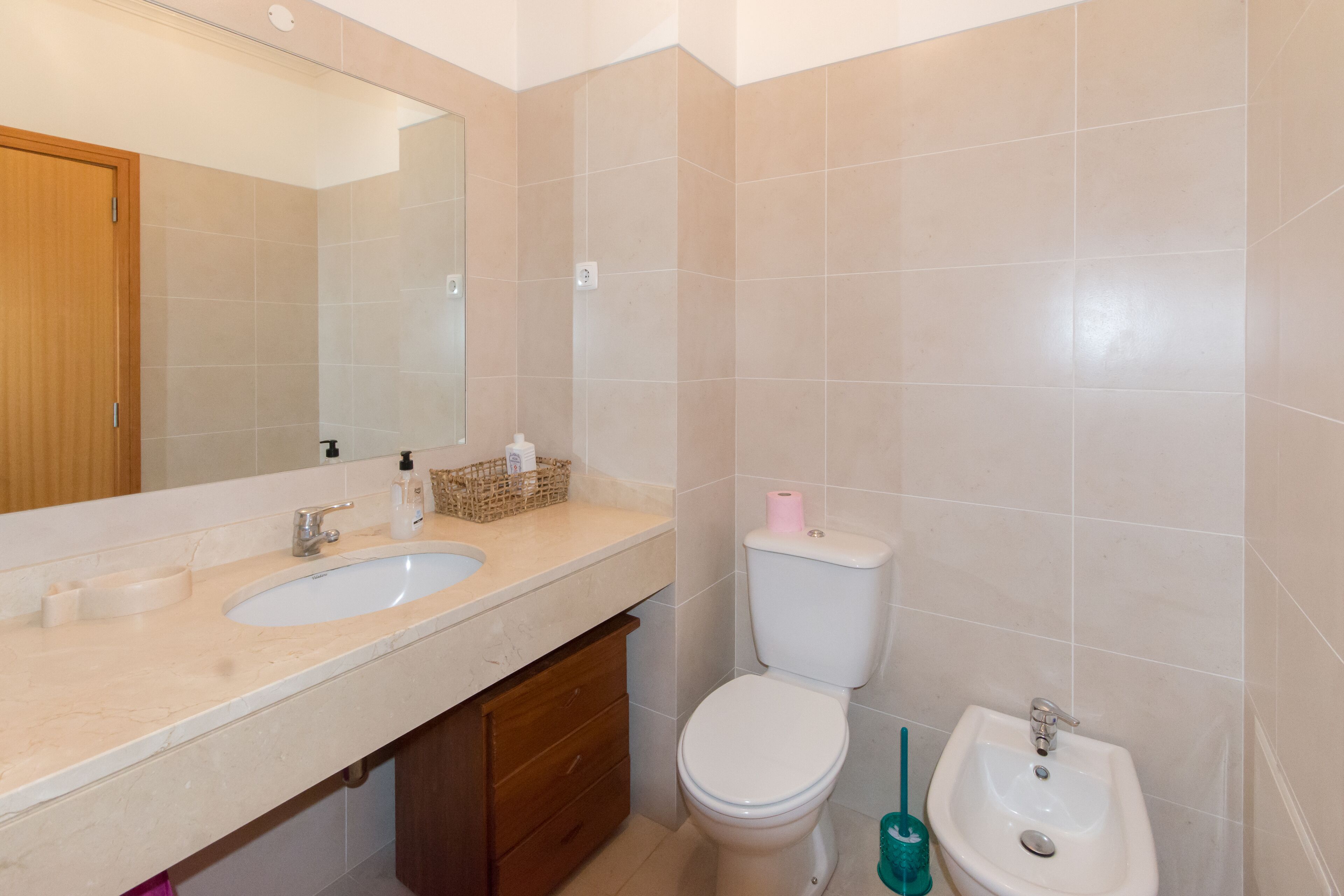 Ein Badezimmer mit Waschbecken, Toilette und Bidet.