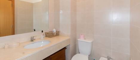 Ein Badezimmer mit Waschbecken, Toilette und Bidet.