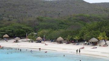 Beach nearby, sun loungers, beach towels