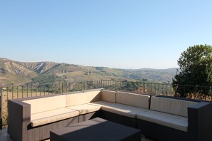 Property grounds - Newly renovated farmhouse with pool - views of the sea and mountains (Crocetta Santa Maria)