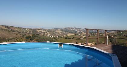 Ferme récemment rénovée avec piscine - vue sur la mer et les montagnes
