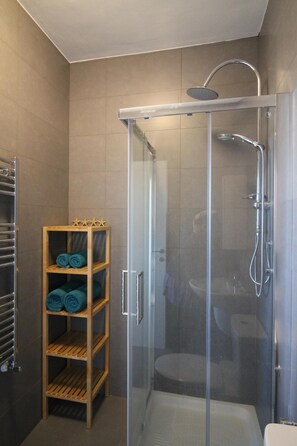 Duschwanne, Haartrockner, Bidet, Handtücher
