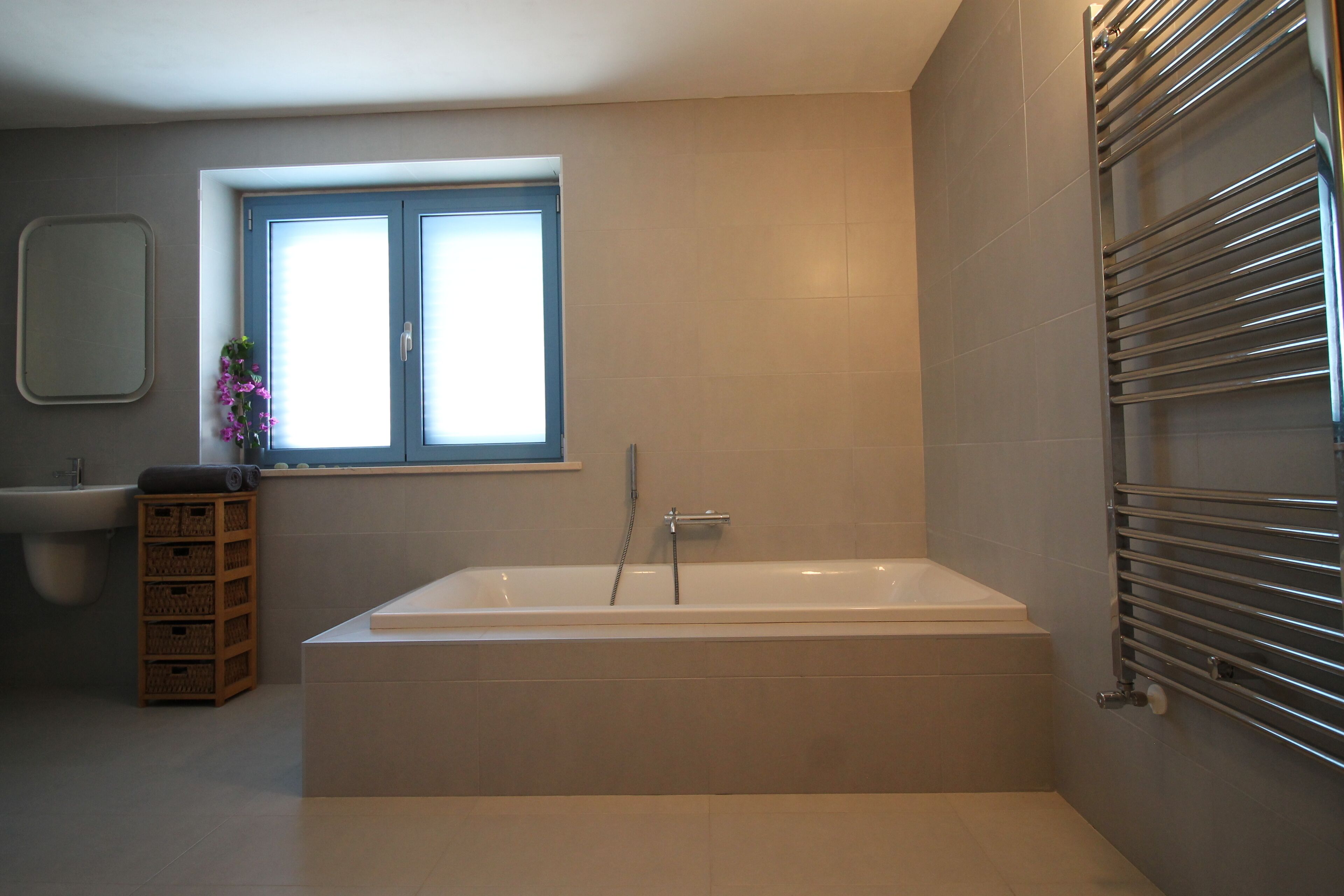Ensemble douche/baignoire, sèche-cheveux, bidet, serviettes fournies