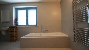 Ensemble douche/baignoire, sĂšche-cheveux, bidet, serviettes fournies