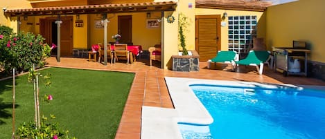 Una piscina al aire libre, una piscina climatizada