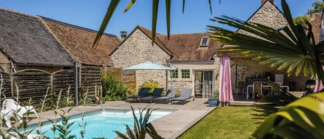 Een verwarmd zwembad