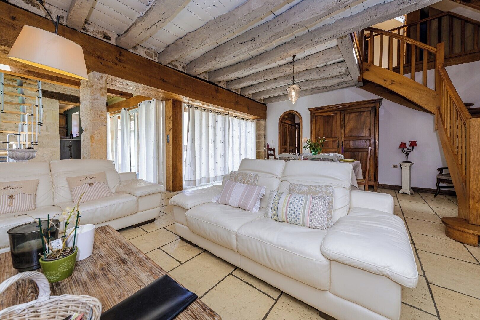 Télévision, cheminée, livres