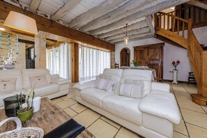 Een televisie, een open haard en boeken