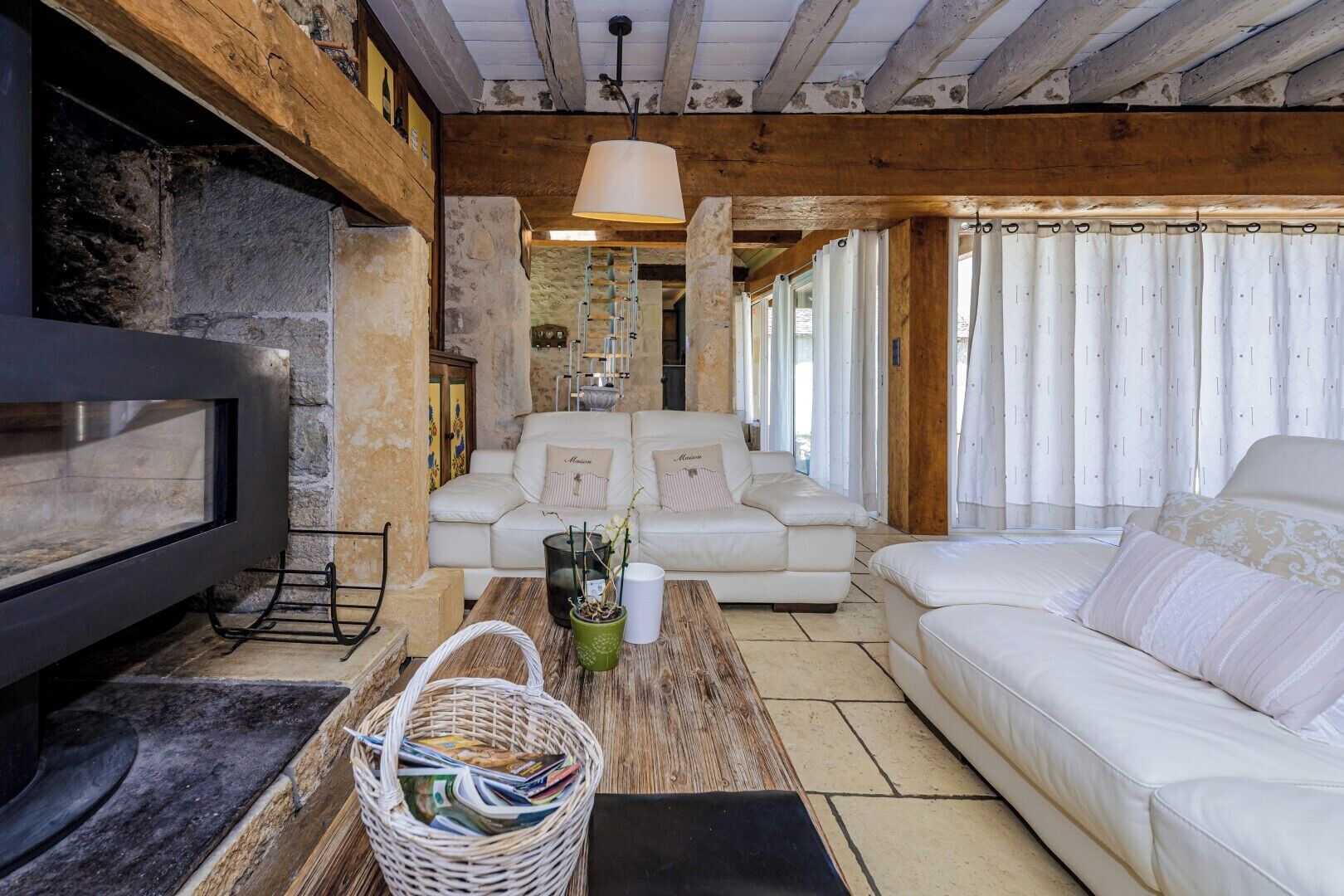 Télévision, cheminée, livres