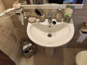 Asciugacapelli, asciugamani, sapone, shampoo