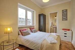 4 bedrooms, iron/ironing board, WiFi, bed sheets - This property had a huge improvement (Lisboa)