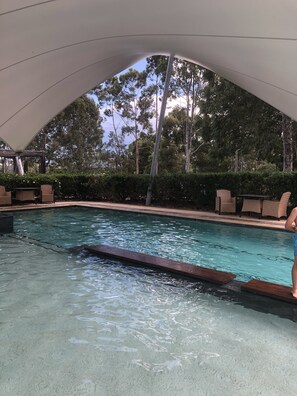 Kolam renang outdoor, dengan kursi berjemur