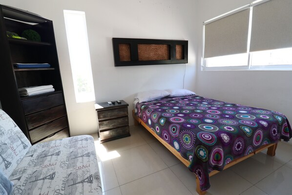 1 habitación, tabla de planchar con plancha, wifi gratis y ropa de cama 
