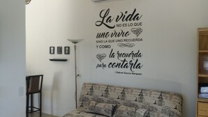 Une pièce dont un des murs est orné d’une citation inspirante en espagnol.