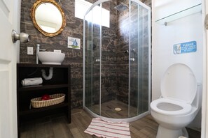 Dusj, håndklær, såpe og sjampo