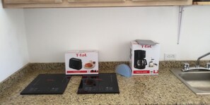 Refrigerador, microondas, horno y cafetera y tetera 