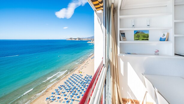 A balcony with a view of a beach and ocean. - Las Damas 23-E (Benidorm)