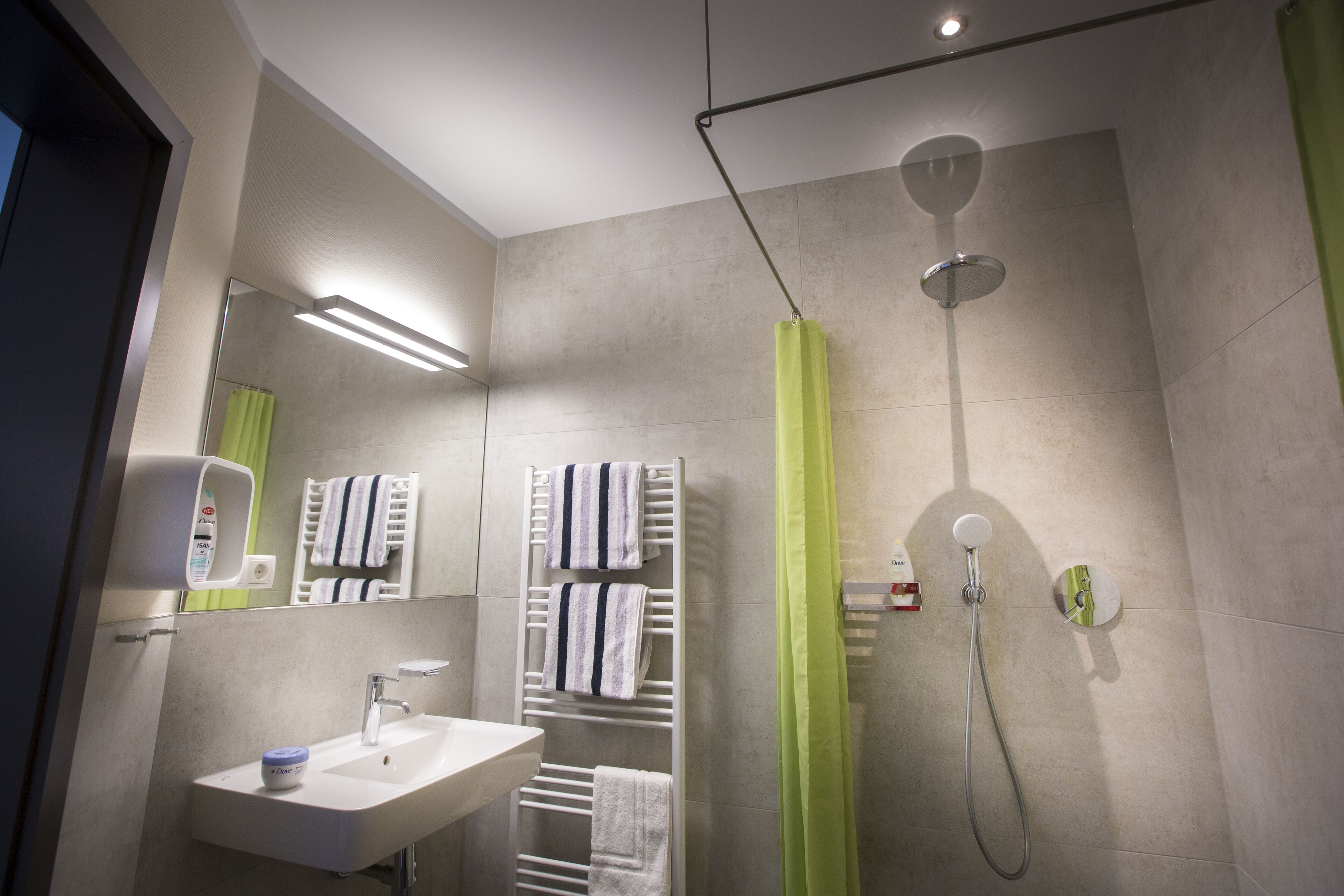 Dusche, Haartrockner, Handtücher