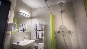 Dusj, hårføner og håndklær