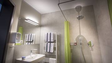 Regadera, secadora de cabello, toallas