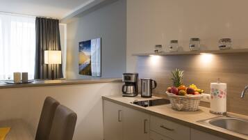 Kühlschrank, Mikrowelle, Herdplatte, Wasserkocher mit Kaffee-/Teezubehör