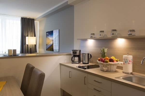 Frigorífico, microondas, placa de cocina y cafetera o tetera