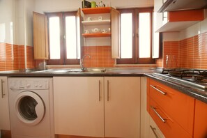 Refrigerador, microondas, horno y cafetera y tetera 