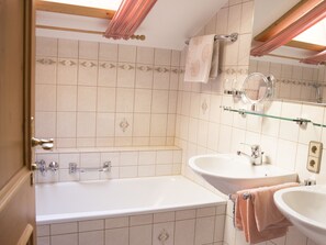 Baignoire, sèche-cheveux, serviettes fournies