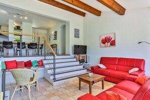 TV, fireplace, DVD player, books - Esprit du Sud Bon Coeur (Roquebrune-sur-Argens)