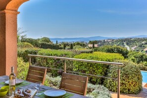 Outdoor dining - Esprit du Sud Bon Coeur (Roquebrune-sur-Argens)