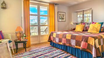 5 dormitorios, tabla de planchar con plancha, cuna de viaje