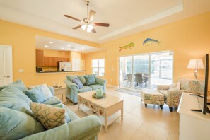 Een televisie, een dvd-speler, boeken en een stereo