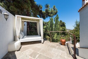 Terrace/patio - Luxurious Vacational Rental with Spa, BBQ, Hi-Speed Wi-Fi, sat TV & much more (Teror)