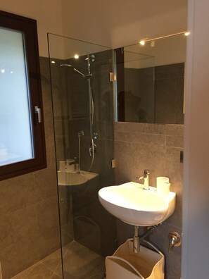 Een douche, gratis toiletartikelen, een haardroger, badjassen