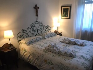 2 Schlafzimmer, Schreibtisch, Bügeleisen/Bügelbrett, Reisekinderbett