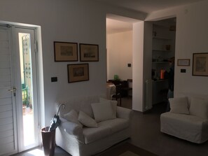 Smart-TV, Kamin, Bücher