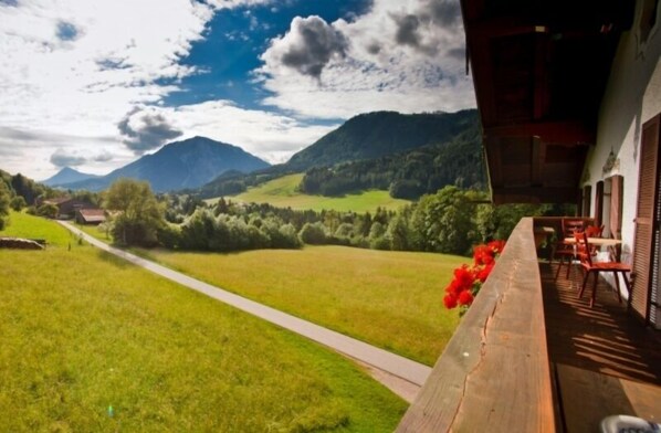 Outdoor dining - G Apartment Farnböden Alm 45sqm, balcony, 2 bedrooms, 1 bed-sitting room (Ruhpolding)