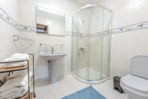 Combined shower/bathtub, hair dryer, towels